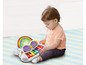 Ein Baby spielt mit einem VTech-Klavier mit Regenbogen.