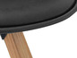 Schwarzer Stuhl mit Holzbeinen.