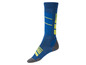 Blaue Sportsocken mit gelben Streifen.