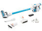 Ein blauer kabelloser Staubsauger von Invictus mit verschiedenen Zubehörteilen.