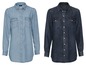 Zwei Jeanshemden mit langen Ärmeln.