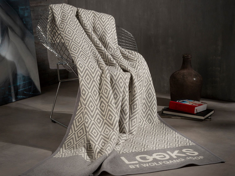 Eine graue Decke mit Rautenmuster der Marke LOOKS by Wolfgang Joop.