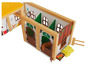 Ein hölzerner Spielzeugstall mit Pferdeboxen, Zubehör und einer Spielfigur.