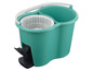 Ein grüner Eimer mit einem Wringer zum Wischen des Bodens.