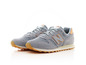 Ein Paar graue New Balance Sneaker.