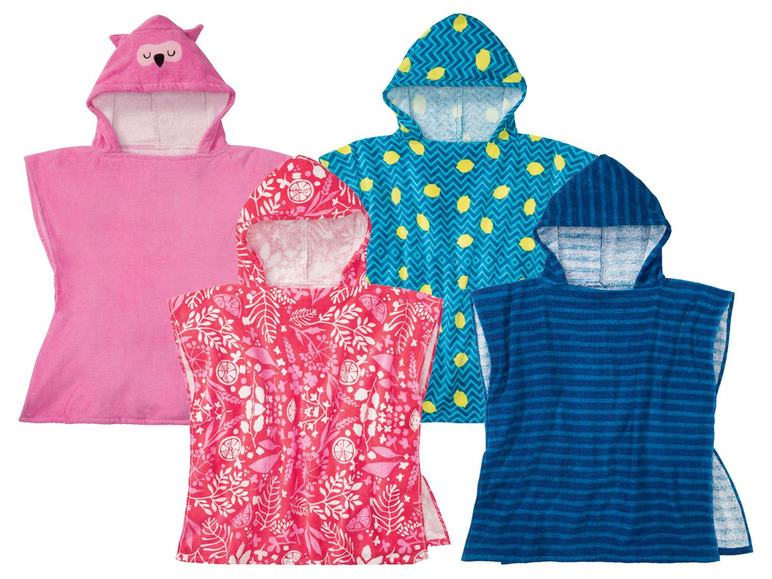 Vier Badetücher mit Kapuze: ein rosa mit einer Eule, ein blaues mit Streifen, ein rotes mit Blumen und ein blaues mit Zitronen.