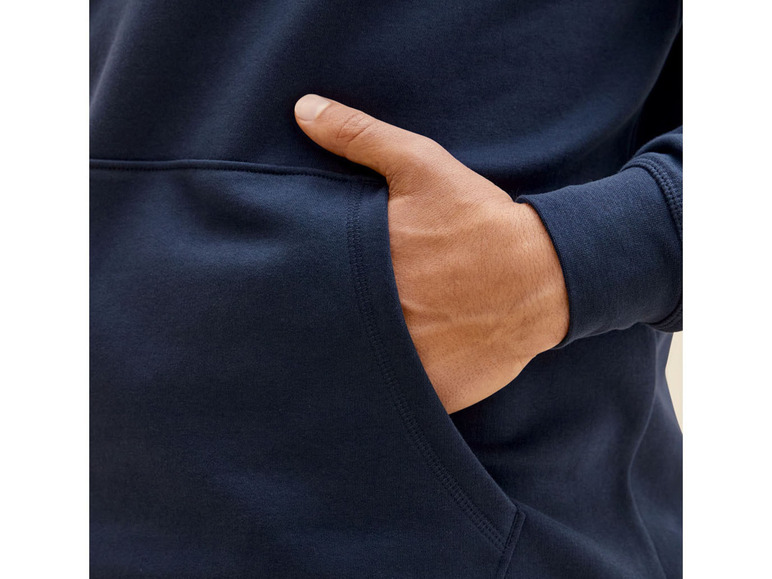 Ein dunkelblauer Hoodie mit einer Tasche.