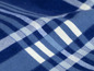 Blau-weiß kariertes Gewebe.