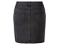 Ein schwarzer Jeansrock mit Taschen.