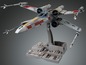Ein X-Wing Starfighter Modell von Star Wars mit einem Display-Ständer.