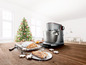 Eine Bosch Küchenmaschine mit Weihnachtsgebäck auf einem Holztisch.