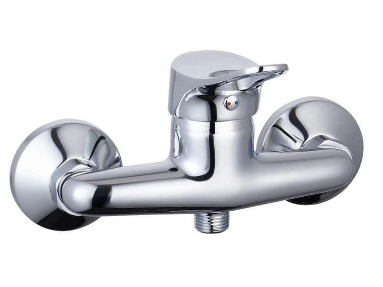 Eine verchromte Badezimmerarmatur mit zwei Knöpfen