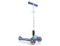 Ein blauer Glober-Tretroller mit leuchtenden Rädern.