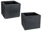 Zwei schwarze quadratische Blumentöpfe.