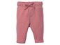 Rosa Baby-Jogginghose mit Kordelzug.