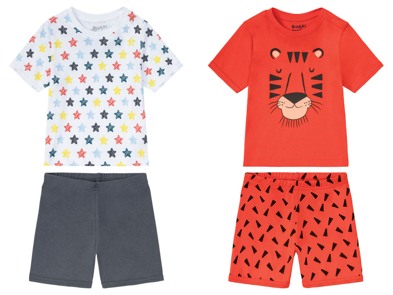 Zwei Babysets mit Shirts und Shorts, eines mit Sternen und das andere mit einem Tiger.