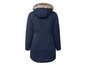 Eine dunkelblaue Parka mit Kunstfellkapuze.