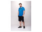 Mann in einem blauen Redmax-T-Shirt und schwarzen Shorts.