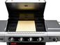 Ein offener Gasgrill mit einer Pizzastein-Einlage von Barbecook.