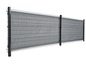 Ein schwarzer Metallzaun mit einem grauen Gitterpaneel.