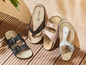 Drei Paar Sandalen von Natural Walk, darunter ein Paar Flip-Flops.