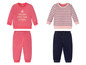 Zwei Baby-Outfits: eines rosa mit Stern und 'Reach for the stars' und eines gestreift rosa mit blauer Hose.