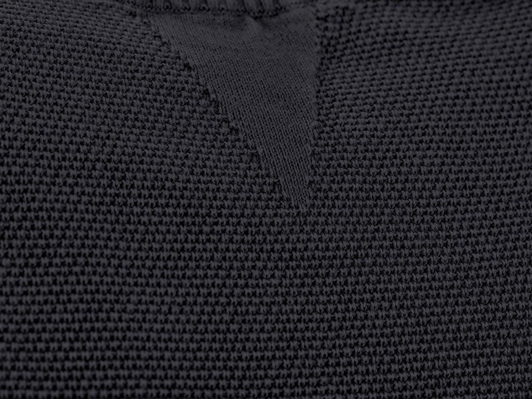 Nahaufnahme eines dunkelblauen Strickpullovers