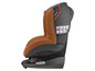 Ein Maxi-Cosi Autositz in brauner Farbe.