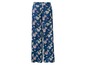 Blaue Hose mit Blumen- und Vogelmuster.