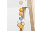 Holzspielzeug mit bunten Perlen, befestigt an einem Holzrahmen.