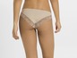 Beigefarbene Unterhose mit Spitze.