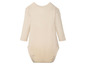 Ein beiger Baby-Strampler mit langen Ärmeln.