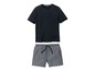Ein schwarzes T-Shirt und graue Shorts.