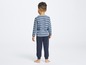 Jungenpyjama mit blauem, gestreiftem Oberteil und dunkelblauer Hose.