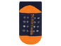 Ein Paar blaue Babysocken mit orangefarbenen Akzenten und Anti-Rutsch-Punkten von Timberland.