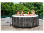 Vier Personen in einem aufblasbaren Whirlpool Lay-Z-Spa Bahamas mit einer Pumpe.
