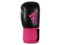 Schwarze Adidas Boxhandschuhe mit rosa Details.
