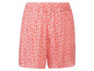 Kurze Hose mit rosa Blumenmuster.