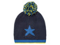 Eine blaue Strickmütze mit Stern und Bommel.