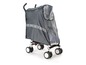 Eine graue Regenhaube für einen Kinderwagen mit Rädern.