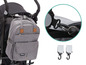 Eine graue Fillkid Wickeltasche mit Clips zum Befestigen an einem Kinderwagen.
