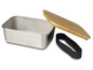 Eine Edelstahl-Lunchbox mit Holzdeckel und Silikonband.