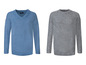 Zwei Strickpullover, einer blau mit V-Ausschnitt und einer grau mit Rundhalsausschnitt.