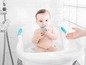 Ein Baby in der Badewanne mit einem Badetier.