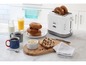 Ein weißer Kenwood kMix Toaster mit Bagels, Kaffee und Milch.