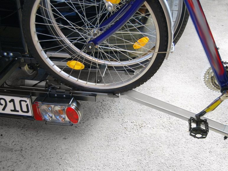 Zwei Fahrräder auf einem Fahrradträger an einem Auto.