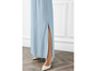 Ein hellblaues Maxikleid mit Schlitz.