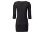 Ein schwarzes Kleid mit Dreiviertelärmeln.