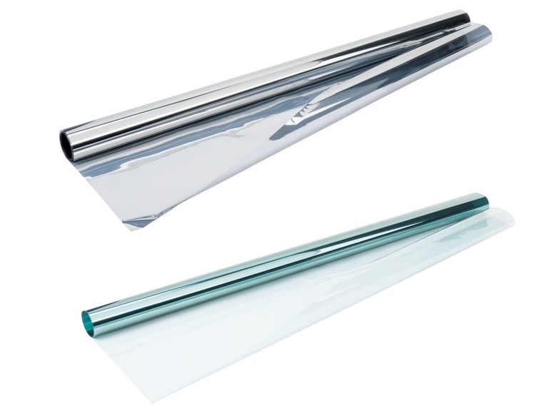 Zwei Rollen mit reflektierender und getönter Fensterfolie.