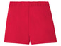 Rote Shorts mit elastischem Bund.